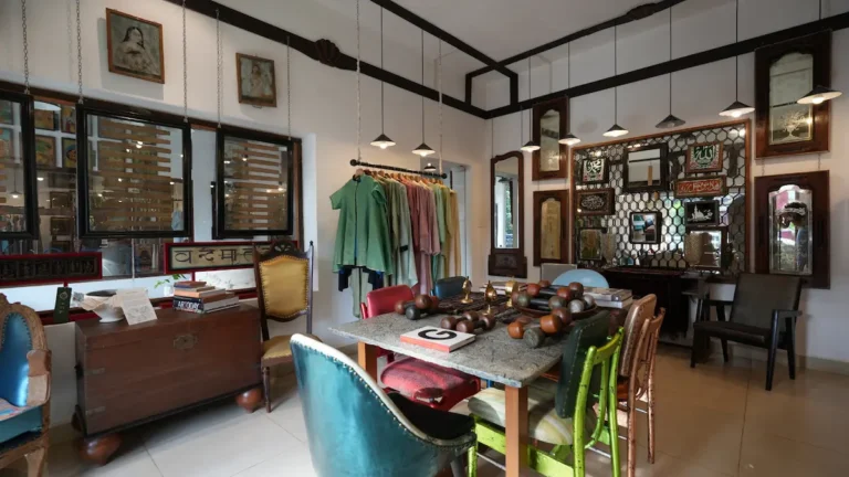 Read more about the article Curated Luxury: Mixing Furniture & Art for Cohesive Interiors